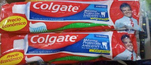 Kit de sepillo y colgate