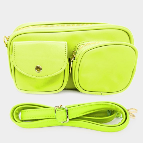 Carterita tipo cangurera  con bolsillos al frente. Verde